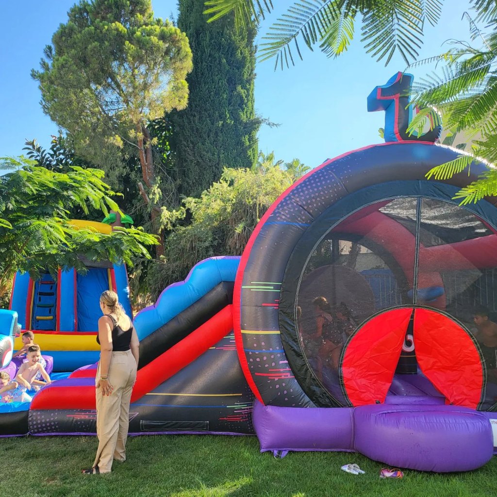 מתקן מים מתנפח להשכרה – הפי לנד קלאב