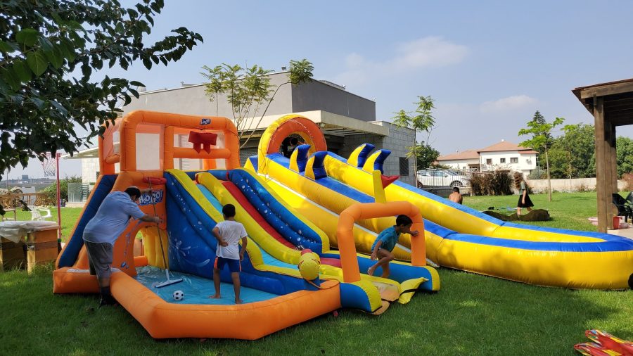 מתקן מים מתנפח בפעולה באירוע – הפי לנד קלאב