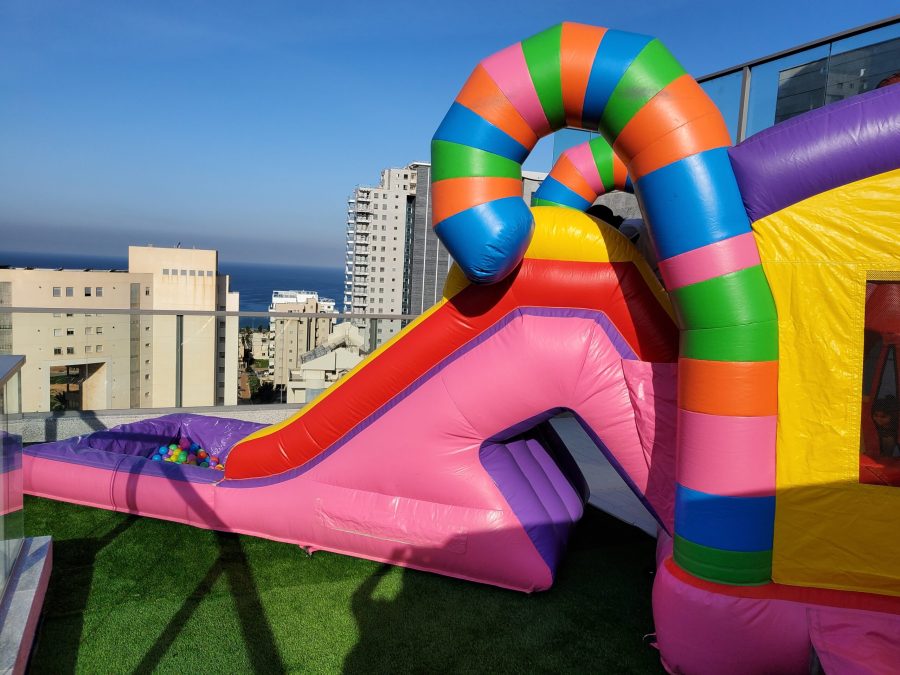 מגלשה מתנפחת ענקית וצבעונית – הפי לנד קלאב