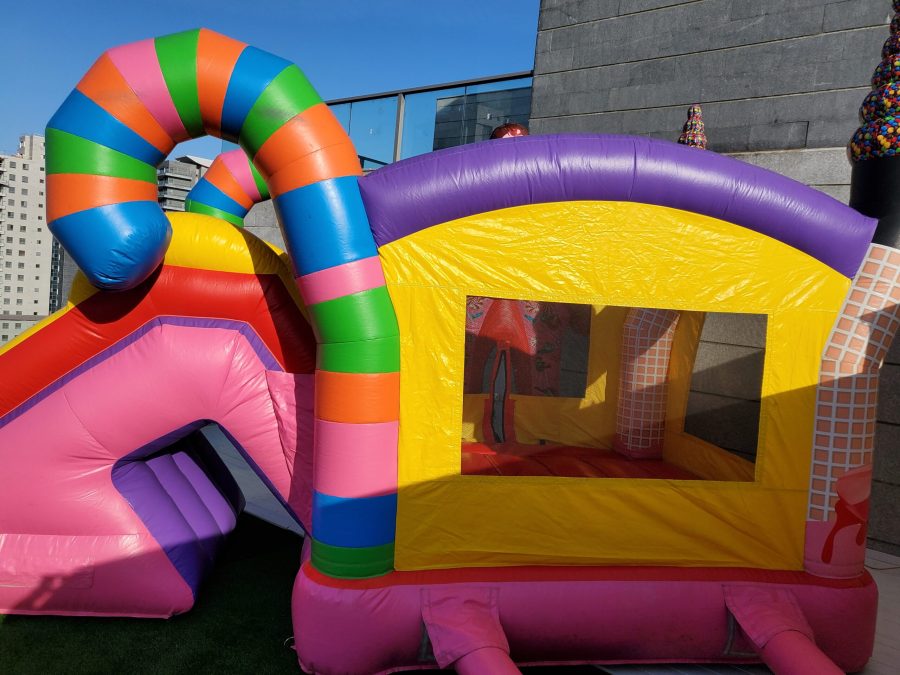 מתקן קפיצה מתנפח צבעוני – הפי לנד קלאב